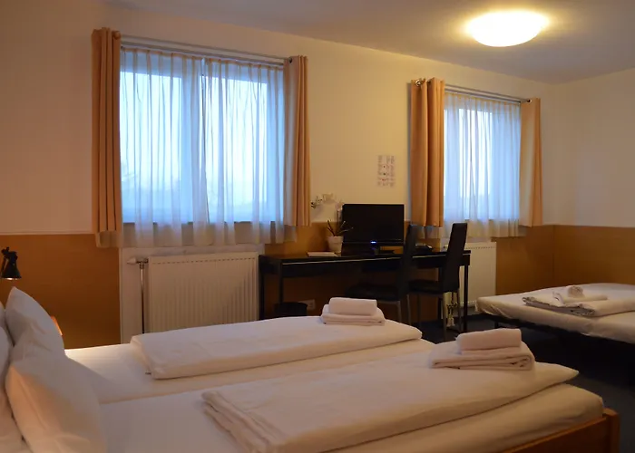 Donaustadt Kagran - At Metro U1 Otel