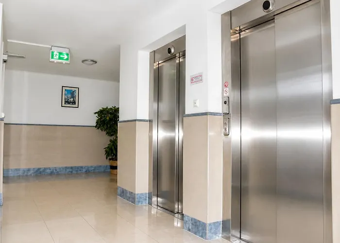 Donaustadt Kagran - At Metro U1 Otel Viyana
