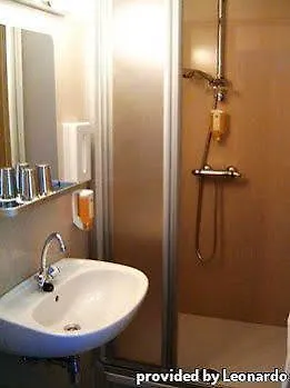 Donaustadt Kagran - At Metro U1 Otel
